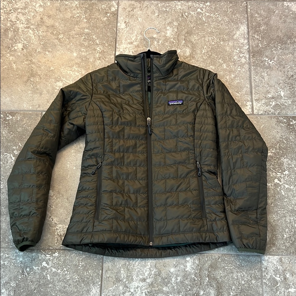 NWOT-Patagonia Green Quilted Puffer Women’s Jacket Size Small Lightweight Design